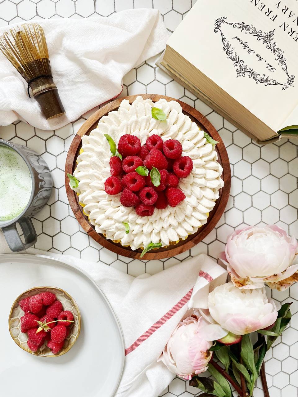 Tort fără gluten din foi de fistic, umplutură de zmeură și cremă de mascarpone
