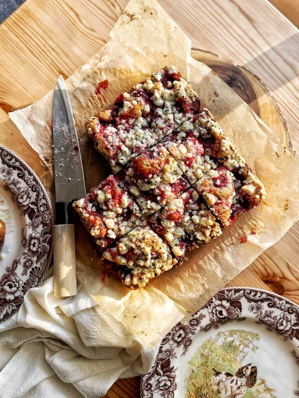 Crumble cake cu gem de căpșuni și semințe de susan